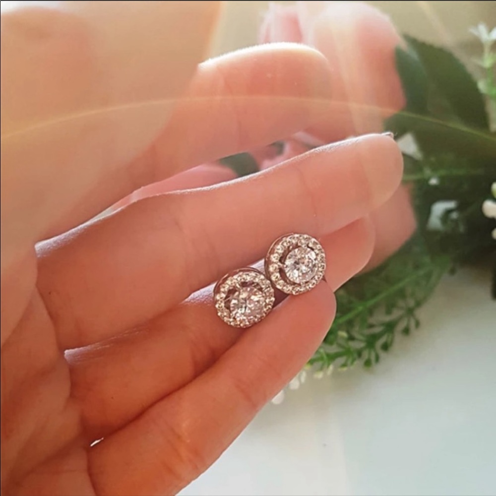 Diamond💎NEW 18K White Gold Round Stud Earrings - Picture 2 of 7
